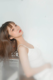 不扣钮女孩